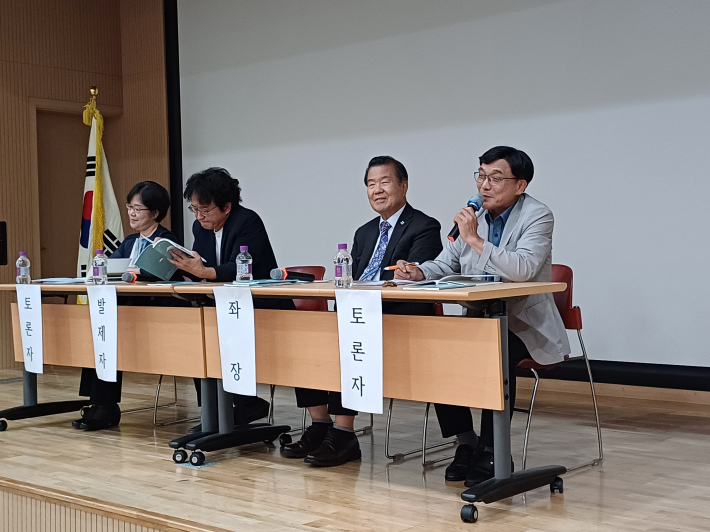 토론자 채찬석 수필가기 질의 모습