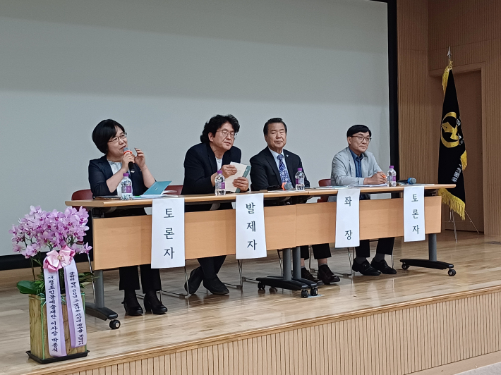 토론자 김덕진 시인의 질의 모습