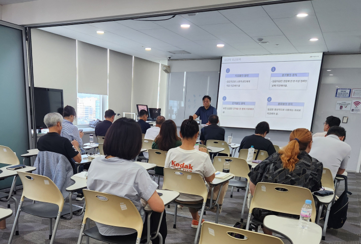 노무 교육을 받고 있는 수강생들