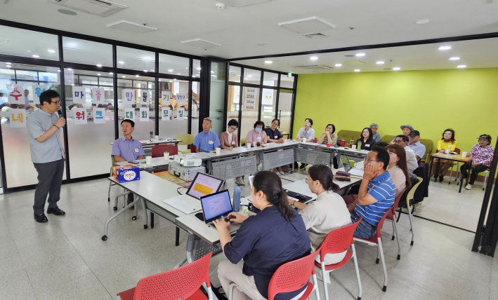 사례발표에 참가자들이 주목하고 있다.
