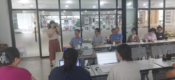 율천동 샘터 사랑방 박연정 대표의 발표 모습