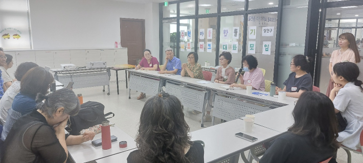 참가자들 자기소개와 소감 발표 장면