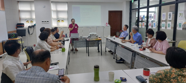 이경남 진행자(운영위원)가 오늘 대화모임의 진행순서를 안내하고 있다.