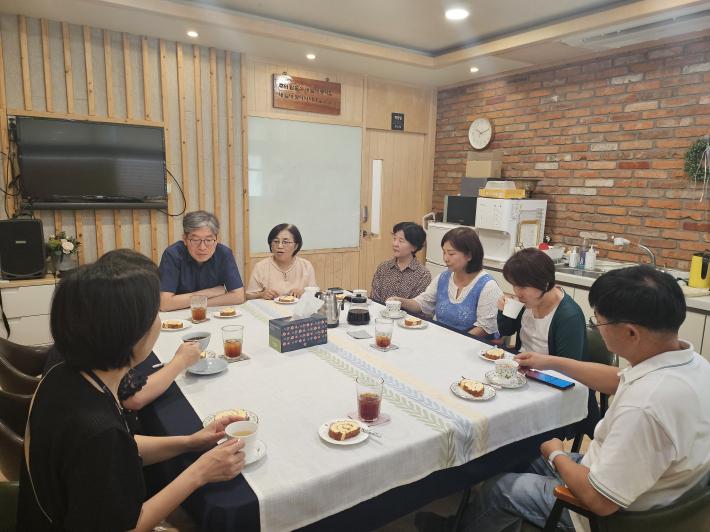 수원시 영통구 매탄1동에서 수원한길교회와 민관 간담회를 실시하고 있다