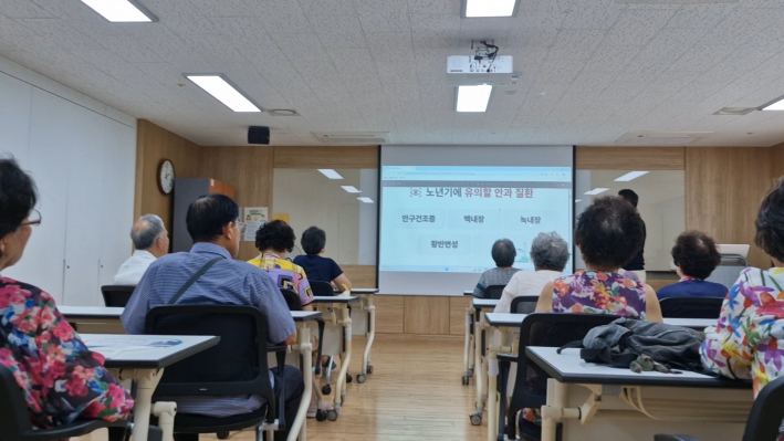 노년기에 유의해야 할 질환에 대해 이야기 하고 있다. 