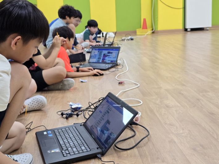 2인 1조로 코딩을 통해 드론을 자율비행할 수 있도록 활동하고 있습니다. 