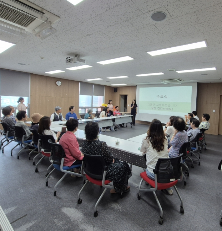 기억이음교실 수료식을 진행하고 있는 모습