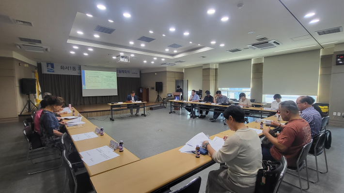 화서1동에서 7월 월례회의를 진행하고 있다.