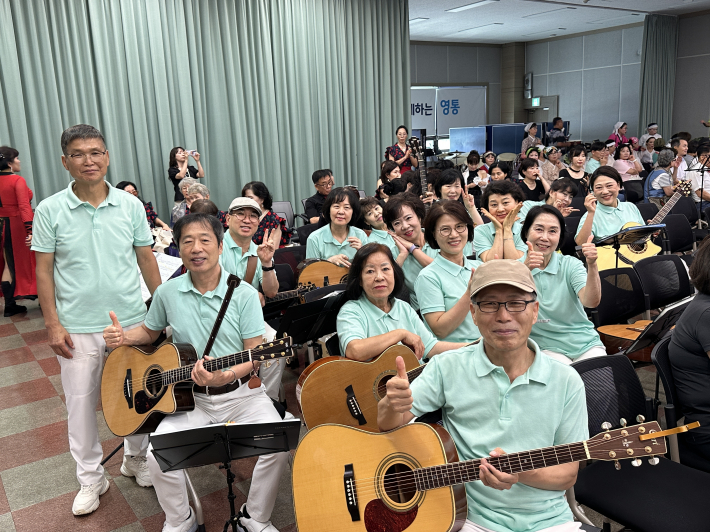 멋진 무대를 선보이기 위해 열심히 연습했다는 영통3동 '판타스틱 통기타'가 행사 전 기념촬영을 하고 있다