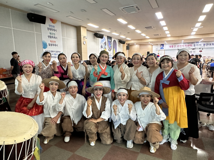 열정 가득한 매탄2동 '하늘울림' 단원들이 기념촬영을 하고 있다.