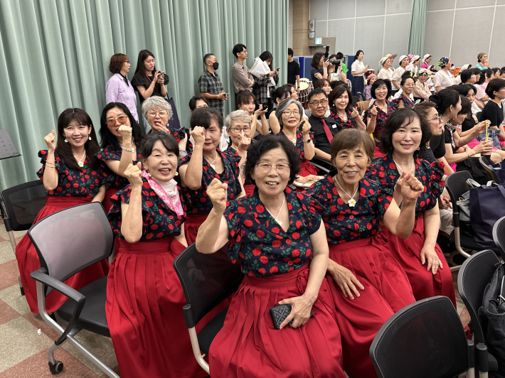 매탄3동 '매여울 오카리나' 동아리가 행사 개회 전 단체 기념사진을 찍고 있다.