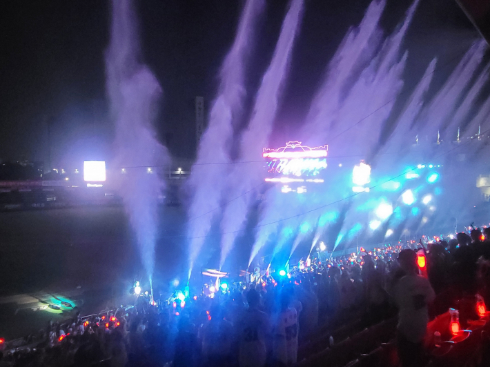 다양한 LED 등에 경쾌한 음악까지 울려 퍼진 '미러볼 타임'