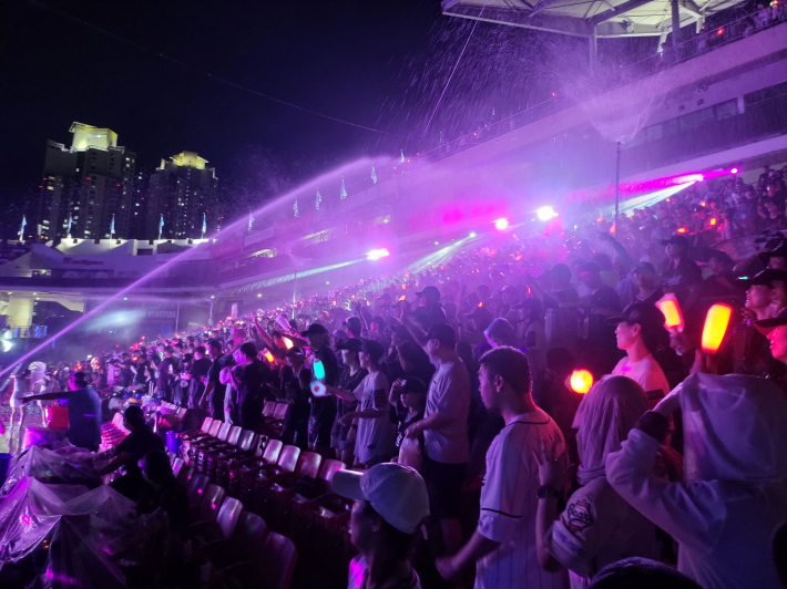 다양한 LED 등에 경쾌한 음악까지 울려 퍼진 '미러볼 타임'