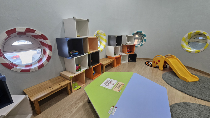 양육자와 함께 놀면서 편하게 책을 볼 수도 있는 공간 '아장아장' 