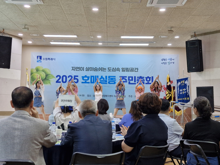 식전 공연 장면. 그들은 비록 작은 무대에 섰지만, 대단한 열정이 느껴졌다. 