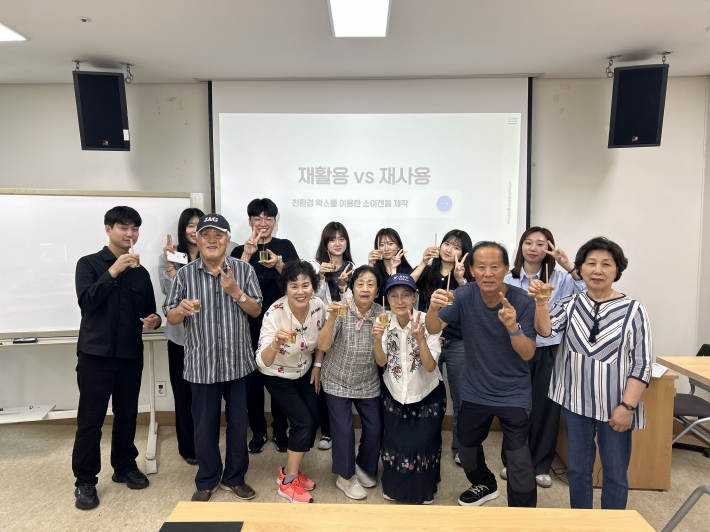 천연소이왁스를 만들고 기념 촬영에 임하는 환경스터디 회원들 