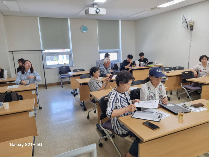 호기심으로 가득찬 후배시민 연합 환경스터디 장면