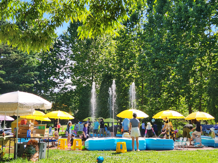 상상캠퍼스 생생 1990앞 바닥분수에서 진행중인 '물도서관'