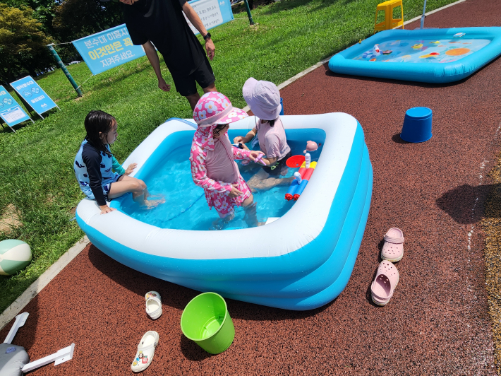 유아풀장에서 다양한 장난감으로 놀이하는 모습