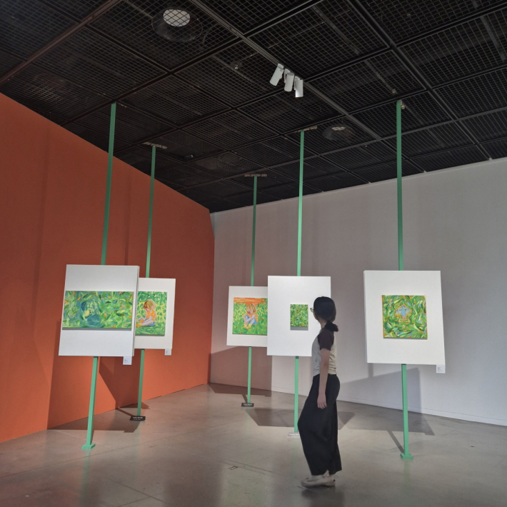 서로 다른 감성을 지닌 두 작가의 작품들. 현대미술이란, 익숙한 일상을 잠시 멈춰 낯설게 바라보게 하는 힘이 아닐까. 