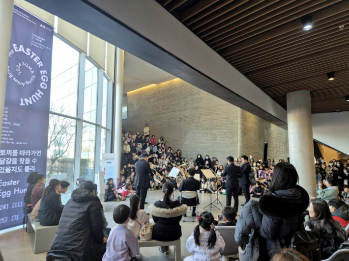 지난 5월, 수원시립합창단과 함께한 문화공연의 따뜻했던 순간이 사진 속에 고스란히 담겨 있다. 음악이 흐르던 그 날의 공기와 감동이 다시금 떠오른다.