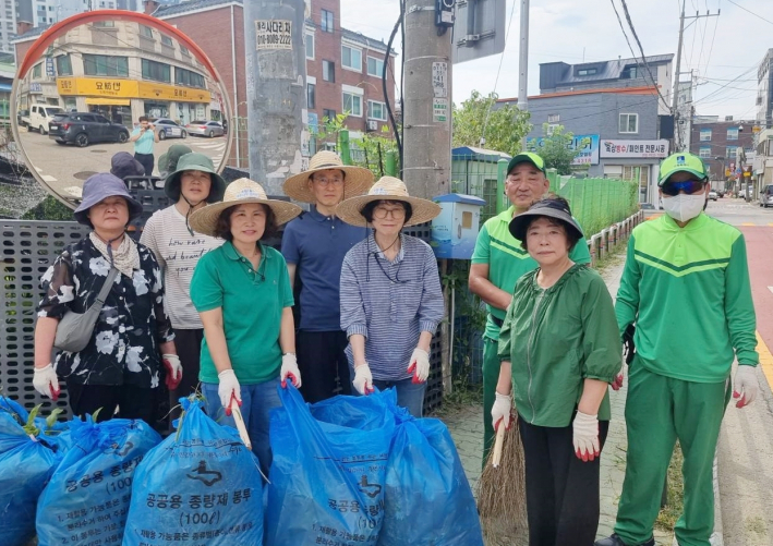 지난 24일 조원1동에서 관내 이면도로 잡초제거를 실시하였다.