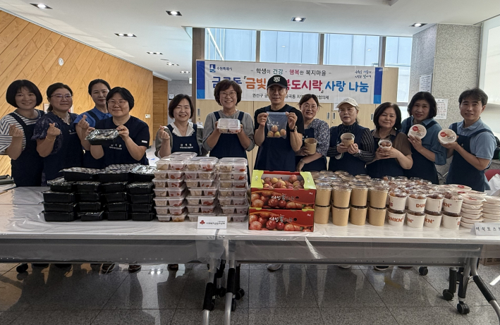 금곡동 지역사회보장협의체(위원장 송기문)과 단체 사진 