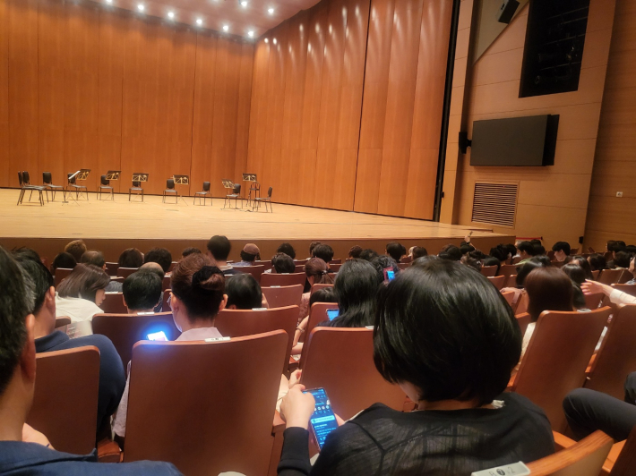 대공연장을 가득 메운 관객들 