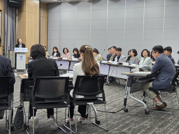 수원시 제1부시장 주도로 토론하는 모습