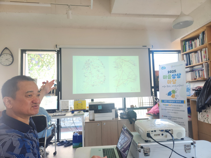 태양광에너지 특강을 진행하는 윤은상 수원시민햇빛발전 사회적협동조합 이사장