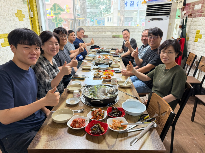 정자2동 환경관리원들과 직원들이 간담회를 하고있다