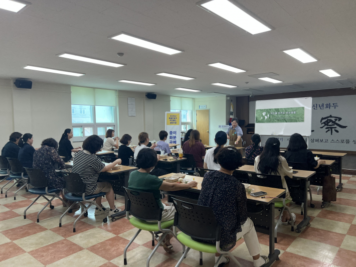 구운동 주민들이 종이화분 공예 체험을 하고 있다.