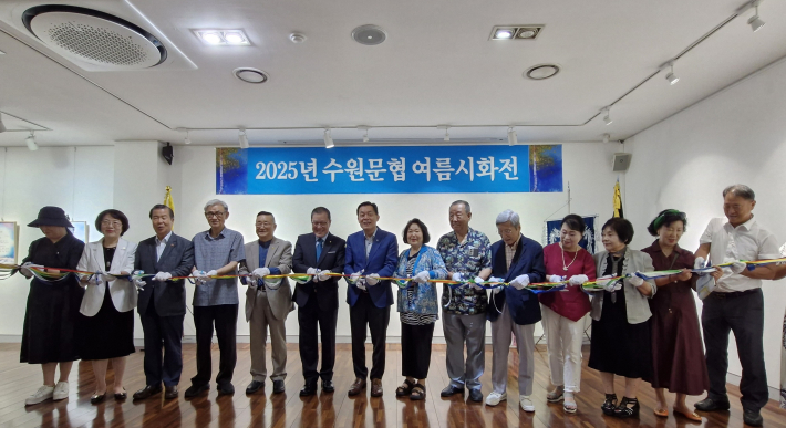 이재준 시장, 오현규 예총 회장, 김운기 회장 등 내외빈을 모시고 시화전 개막 컷팅식이 있었다.