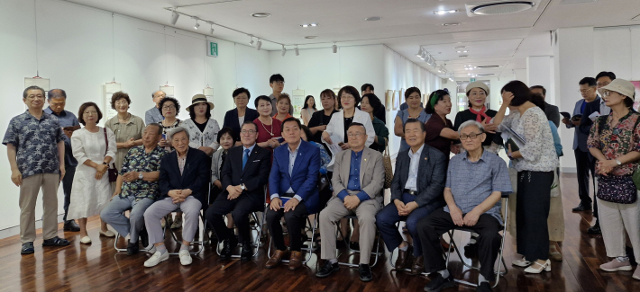 개막식 후 참석자들이 함께 기념사진을 찍었다.