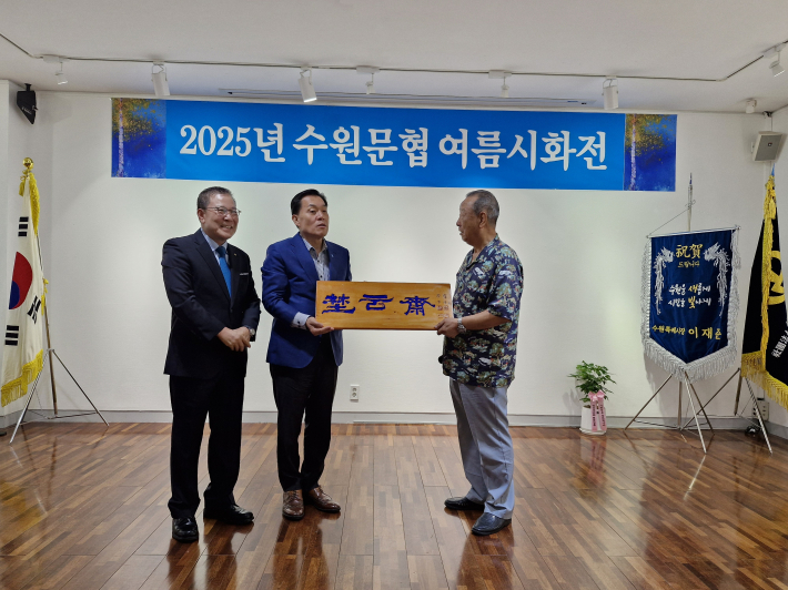 김도성 선생의 '초운제' 서각 작품이 이재준 시장께 전달되었다.