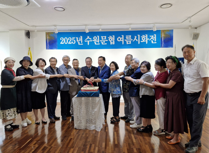 시화전 개막식에 참석한 내빈들과 함께 떡 컷팅식이 있었다.  