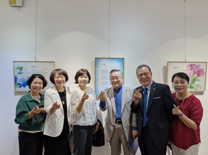 시화전 준비를 위해 얘쓴 참 일뀬들 모습이다(오른쪽 두 번째 김운기 문협회장, 왼쪽 두 번째 김경옥 시화전 총괄 수석부회장)