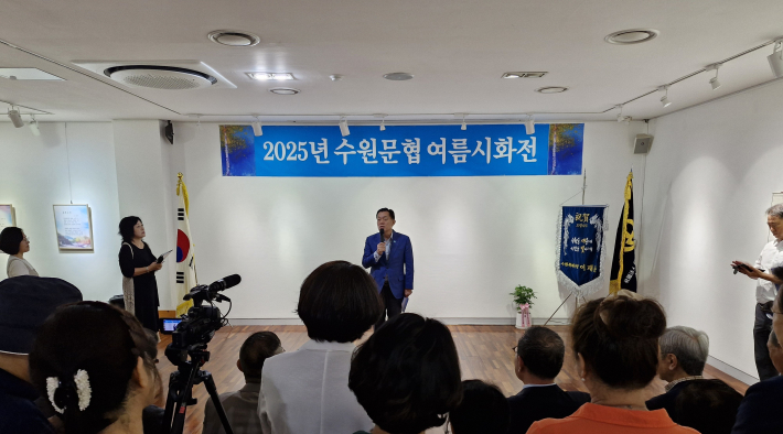 이재준 시장이 시화전 개막식에 참석한 문인 및 작가들에게 인사말을 하고 있다.