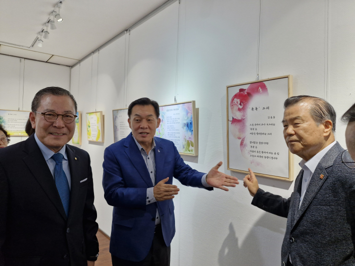 수원 문학계의 거장 김훈동 시인이 그의 작품에 대하여 직접 해설해 주고 있다.