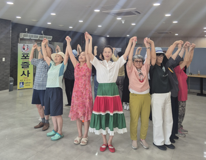 동아리 회원들의 포크댄스 끝인사 장면