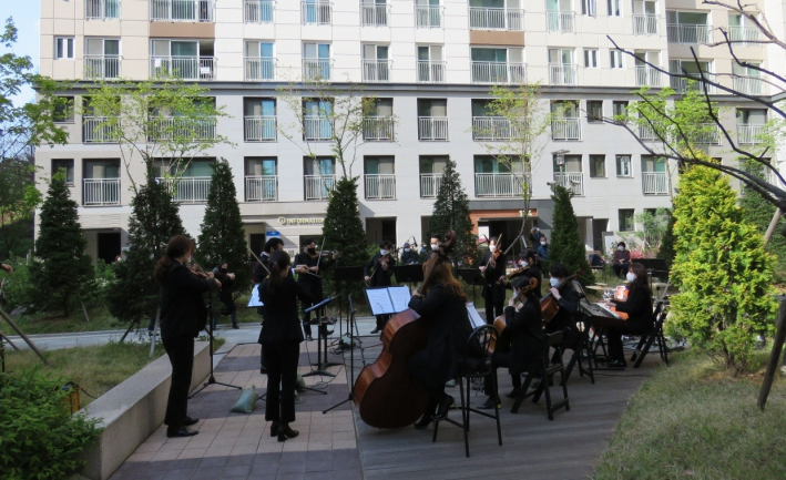 코로나 시기 베란다 음악회. 주민들이 아파트 베란다에서 클래식 음악을 감상하는 기회를 가졌다.