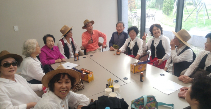 이웃 아파트 경로당과의 교류 장면
