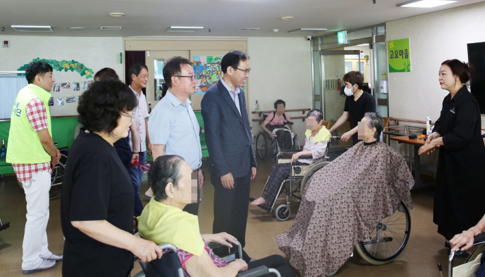 구청장이 미용 봉사자들을 격려하고 있다.