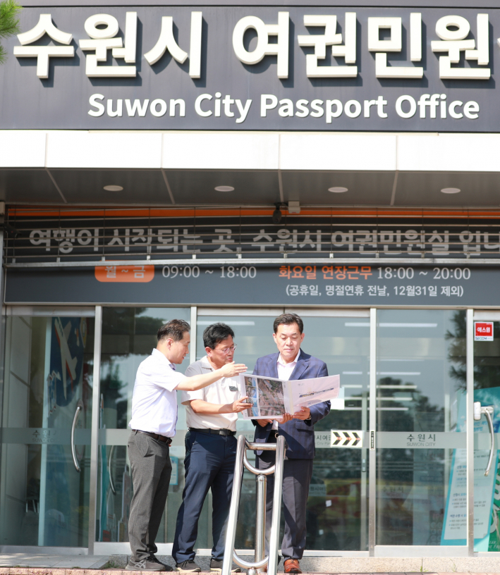 이재준 수원시장(오른쪽)이 베테랑팀장들과 시민 불편을 최소화할 대책을 논의하고 있다.