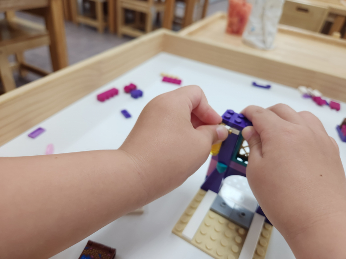 조그마한 손으로 열심히 조립을 하고 있는 아이