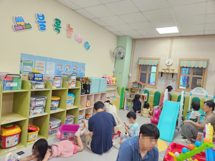 장난감도서관 창룡관에 있는 블럭놀이터를 이용하는 아이와 보호자들