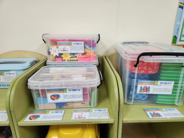 상자 안에 담겨 깨끗하게 진열되어 있는 블록들