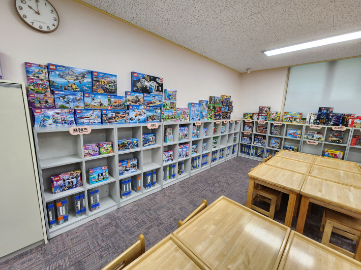 종류별, 시리즈별로 진열된 블럭