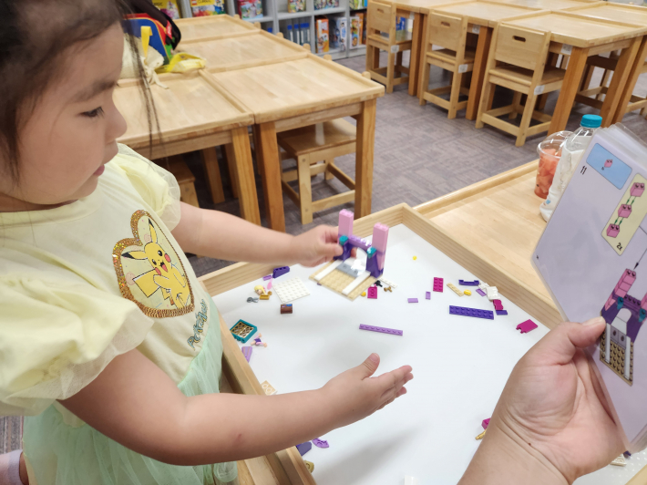 설명서를 보며 그대로 따라하는 아이