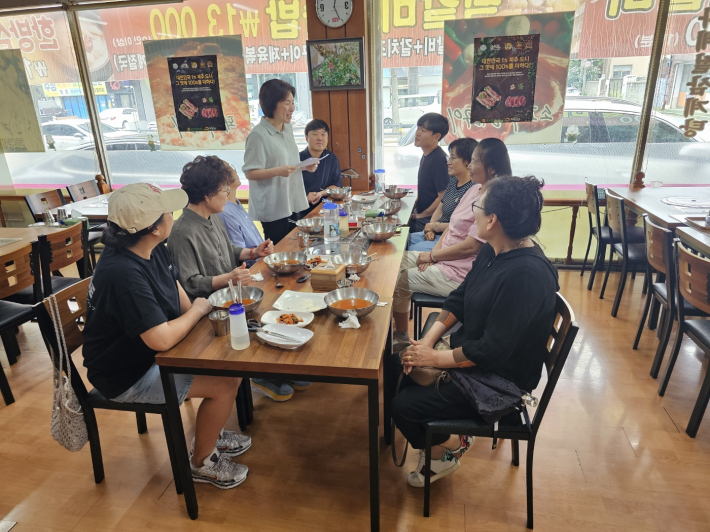 정자2동 손바닥정원단과 간담회를 하고있다